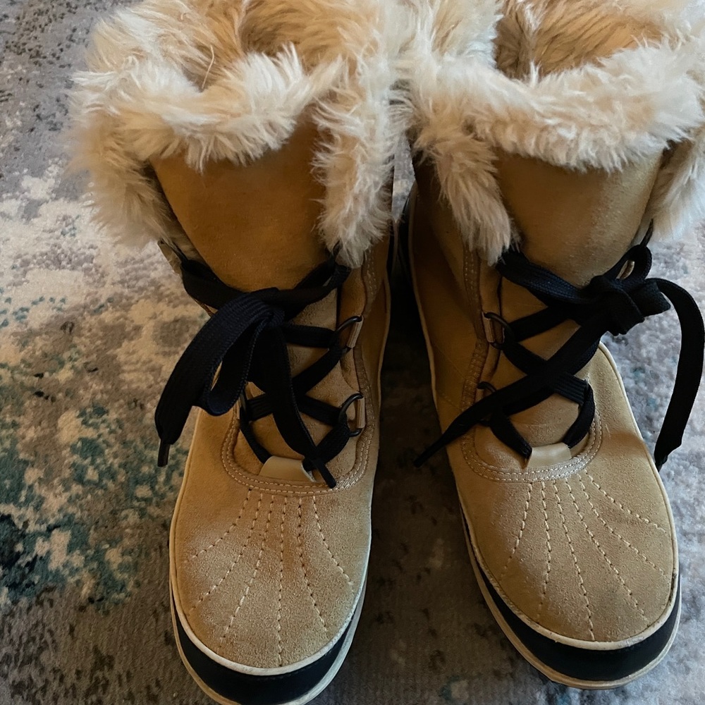 Gently worn Sorel mid-calf winter tan boots. Minor scuff-wear marks.   Size 9
